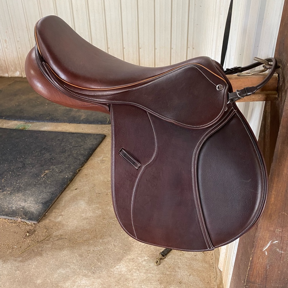 Practically new! English Saddle Close Contact Jump Saddle Changeable gullet 17”